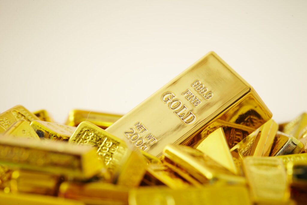Gold steadies before US payrolls data, set for second weekly loss